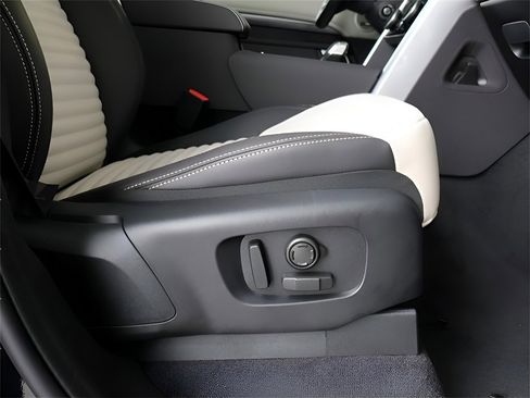 New 2025 Land Rover Discovery Metropolitan Edition image 23