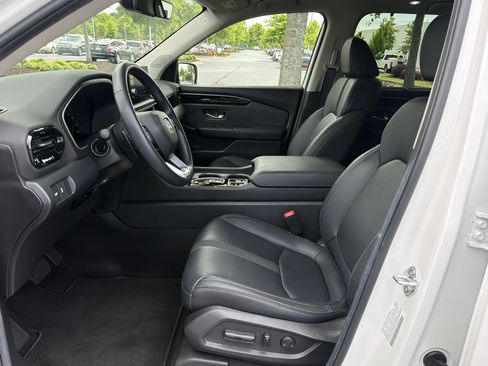 Certified 2025 Honda Pilot Touring image 24