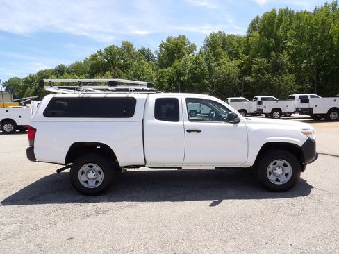 Used 2022 Toyota Tacoma SR RWD image 9