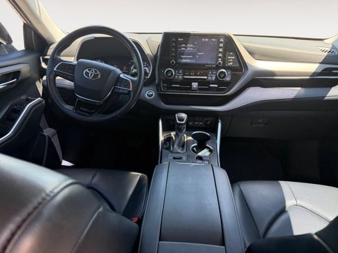 Used 2020 Toyota Highlander XLE AWD/4WD image 10