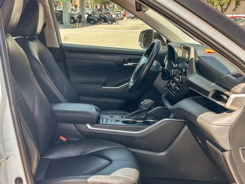 Used 2022 Toyota Highlander XLE FWD image 16
