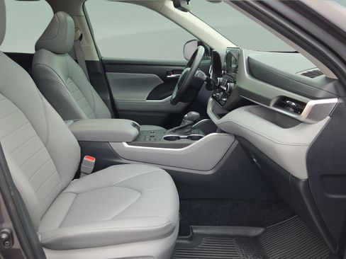 Certified 2024 Toyota Highlander XLE FWD image 18