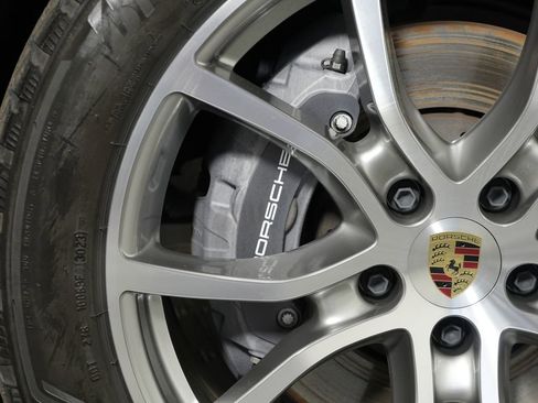 Certified 2024 Porsche Cayenne AWD/4WD image 18