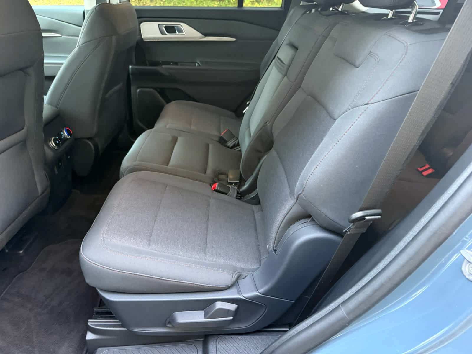 Used 2025 Ford Explorer Active AWD/4WD image 5
