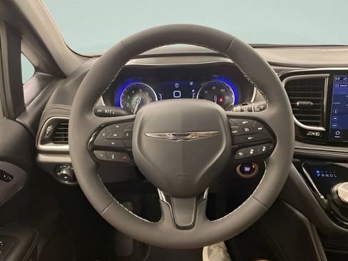 Used 2025 Chrysler Pacifica Limited w/ Uconnect Theater Family Group AWD/4WD image 21