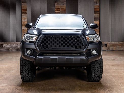 Used 2018 Toyota Tacoma SR5 AWD/4WD image 2