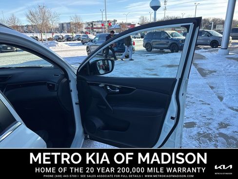 Used 2017 Nissan Rogue Sport SL w/ SL Premium Package image 35