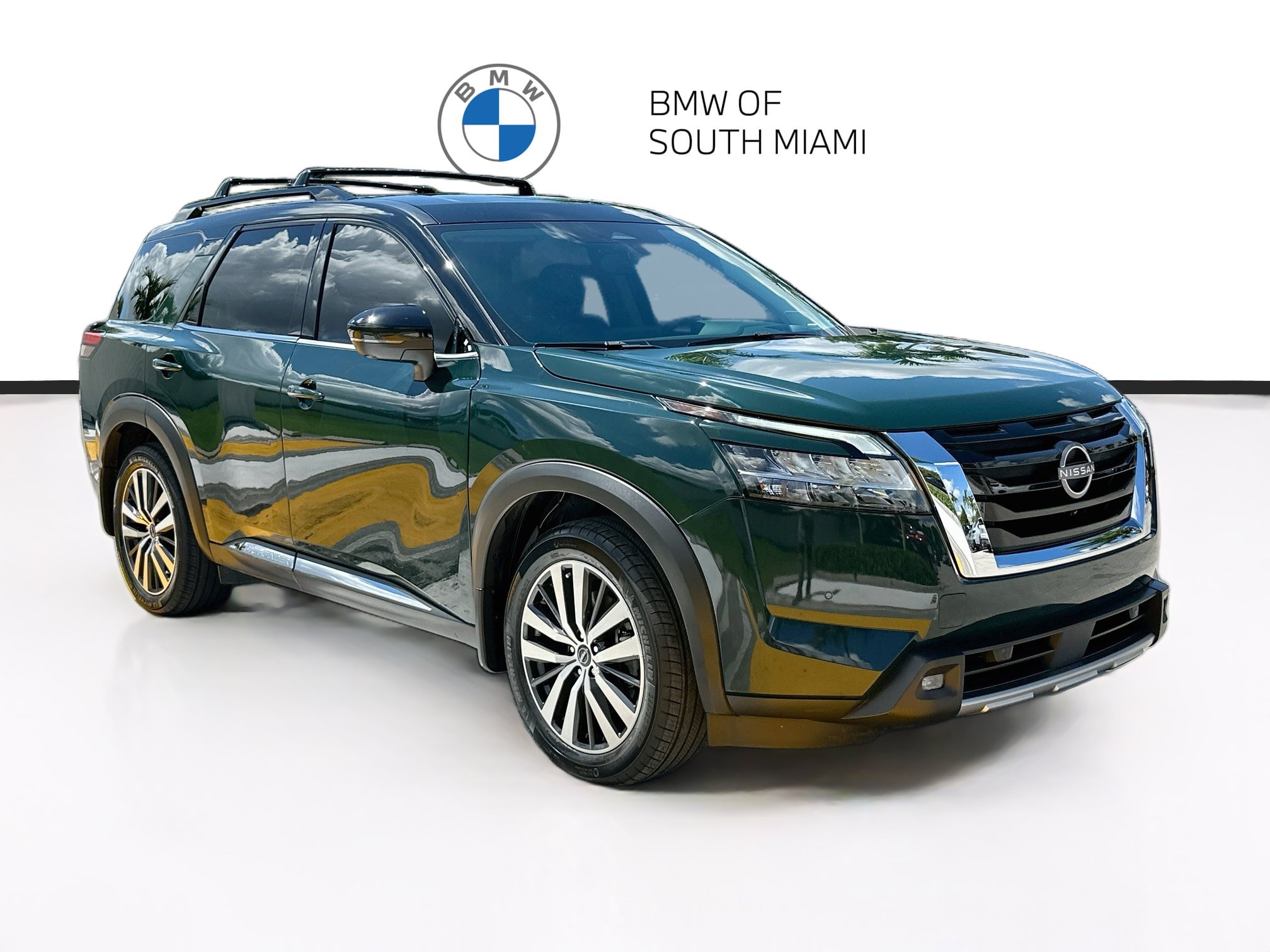 Used 2022 Nissan Pathfinder Platinum w/ Cargo Package FWD image 1