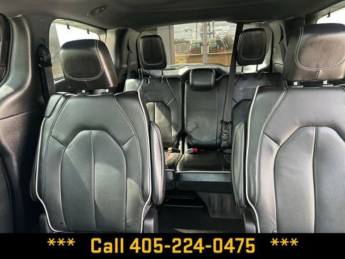 Used 2025 Chrysler Pacifica Limited image 17