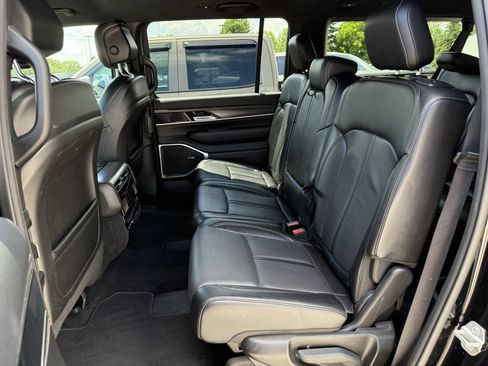 Used 2024 Jeep Wagoneer L Series II w/ Flexible Seating Group AWD/4WD image 13