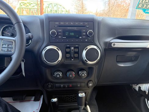 Certified 2017 Jeep Wrangler Unlimited Sahara w/ Connectivity Group image 21