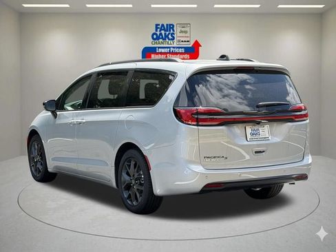 New 2026 Chrysler Pacifica Select w/ S Appearance Package FWD image 9