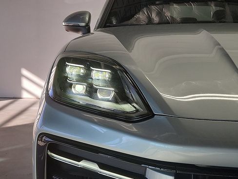 Certified 2025 Porsche Cayenne AWD/4WD image 9