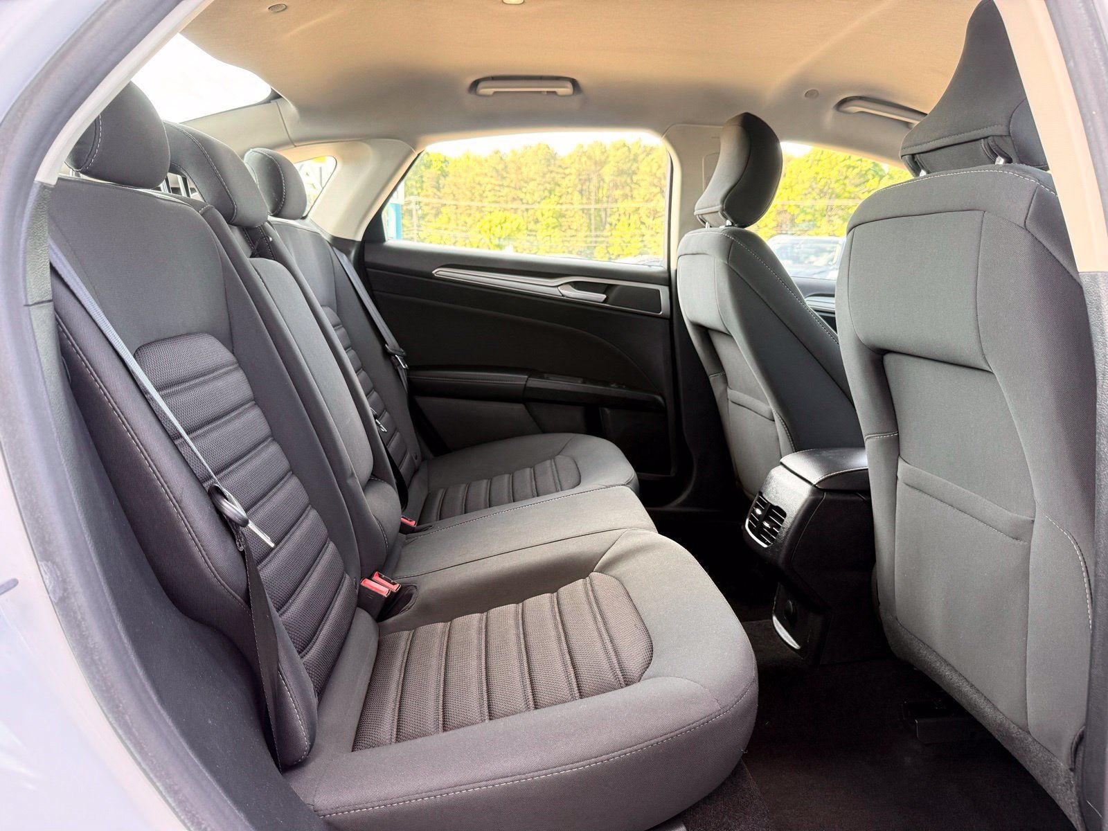 Used 2019 Ford Fusion SE FWD image 16