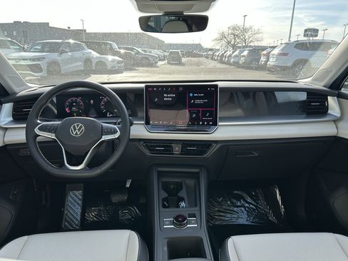 Certified 2025 Volkswagen Tiguan SE image 9