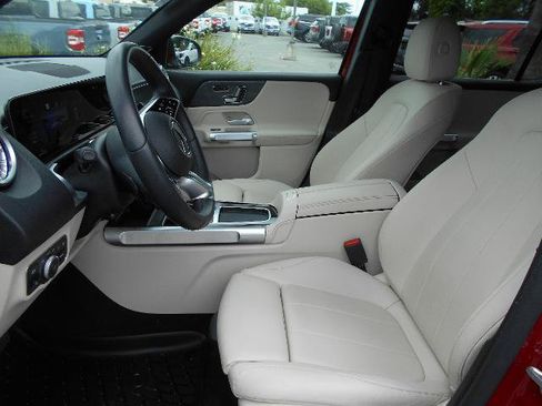 Used 2024 Mercedes-Benz GLB 250 4MATIC image 5