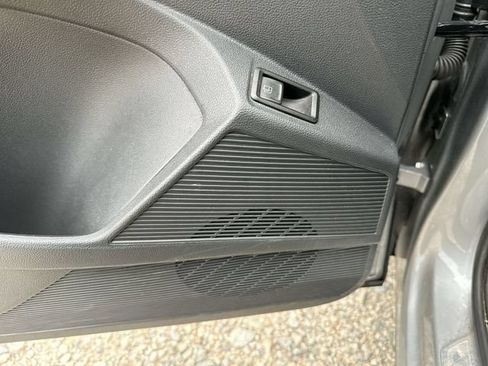 Used 2023 Volkswagen Taos SE w/ Panoramic Sunroof Package FWD image 27