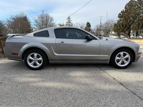 Used 2009 Ford Mustang GT Premium image 3