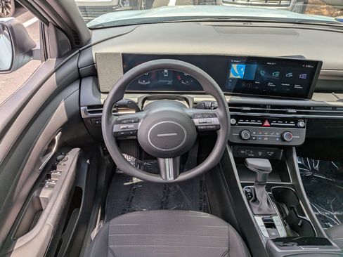 Used 2025 Hyundai Santa Cruz SE FWD image 17
