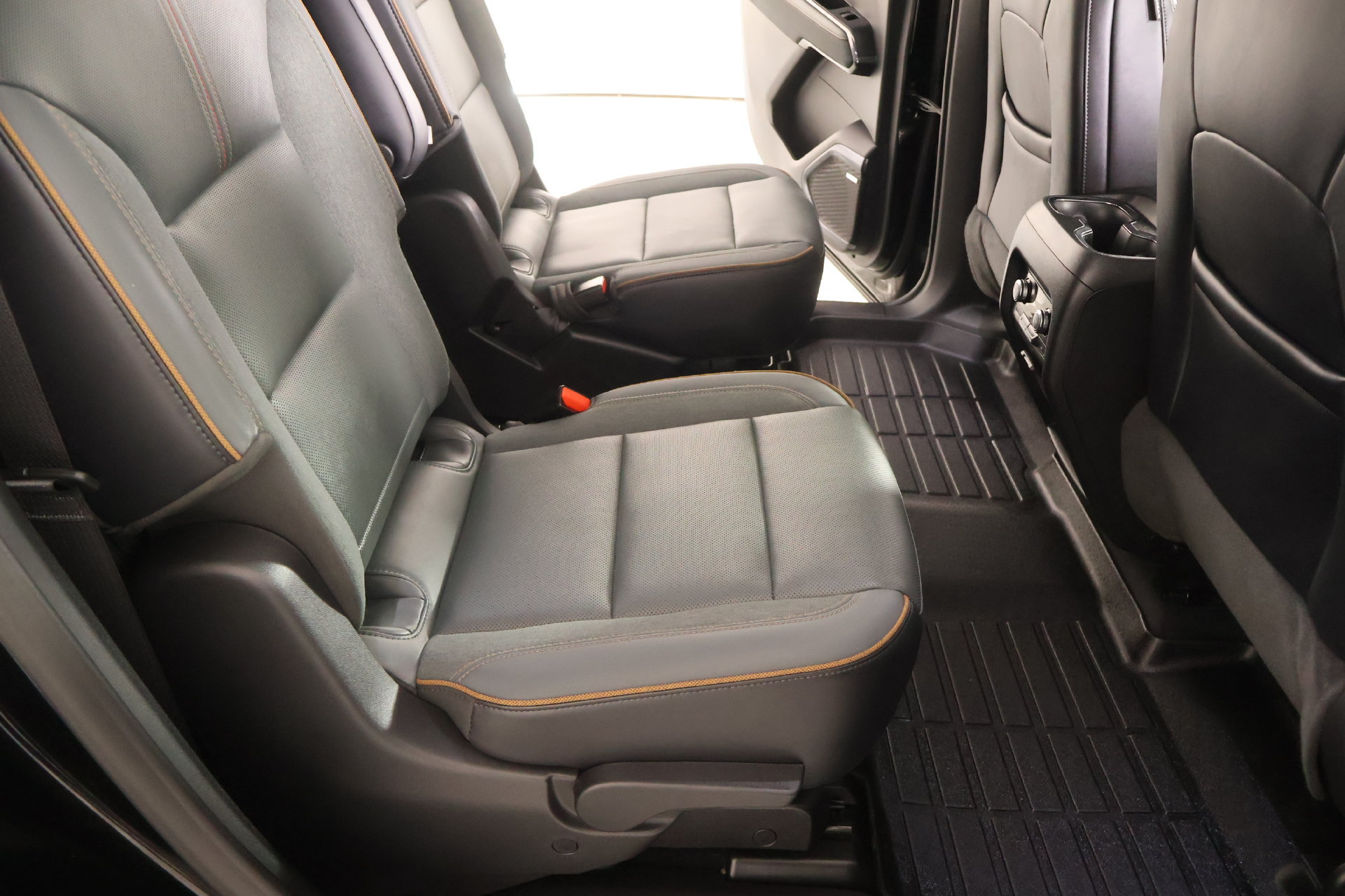 Used 2024 GMC Acadia AT4 w/ Luxury Package AWD/4WD image 16