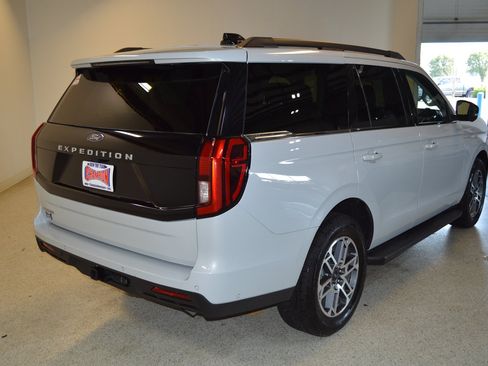 Used 2025 Ford Expedition Active AWD/4WD image 3