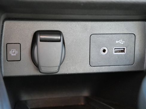 Used 2023 Nissan Versa SV image 28