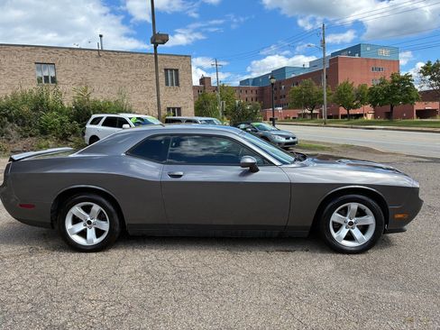 Used 2011 Dodge Challenger RWD image 3