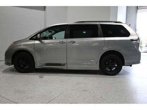 Used 2013 Toyota Sienna SE FWD image 9