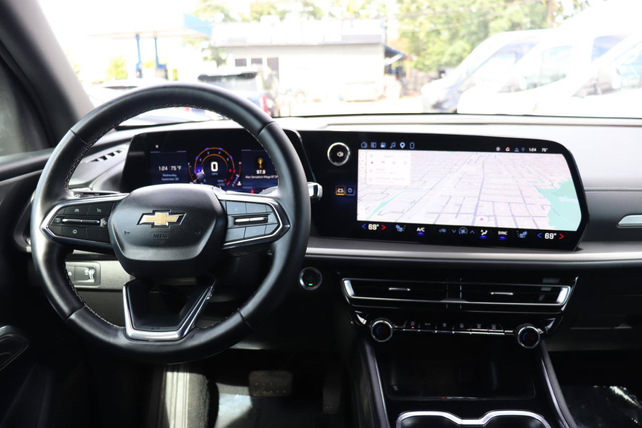 Used 2025 Chevrolet Traverse LT FWD image 19
