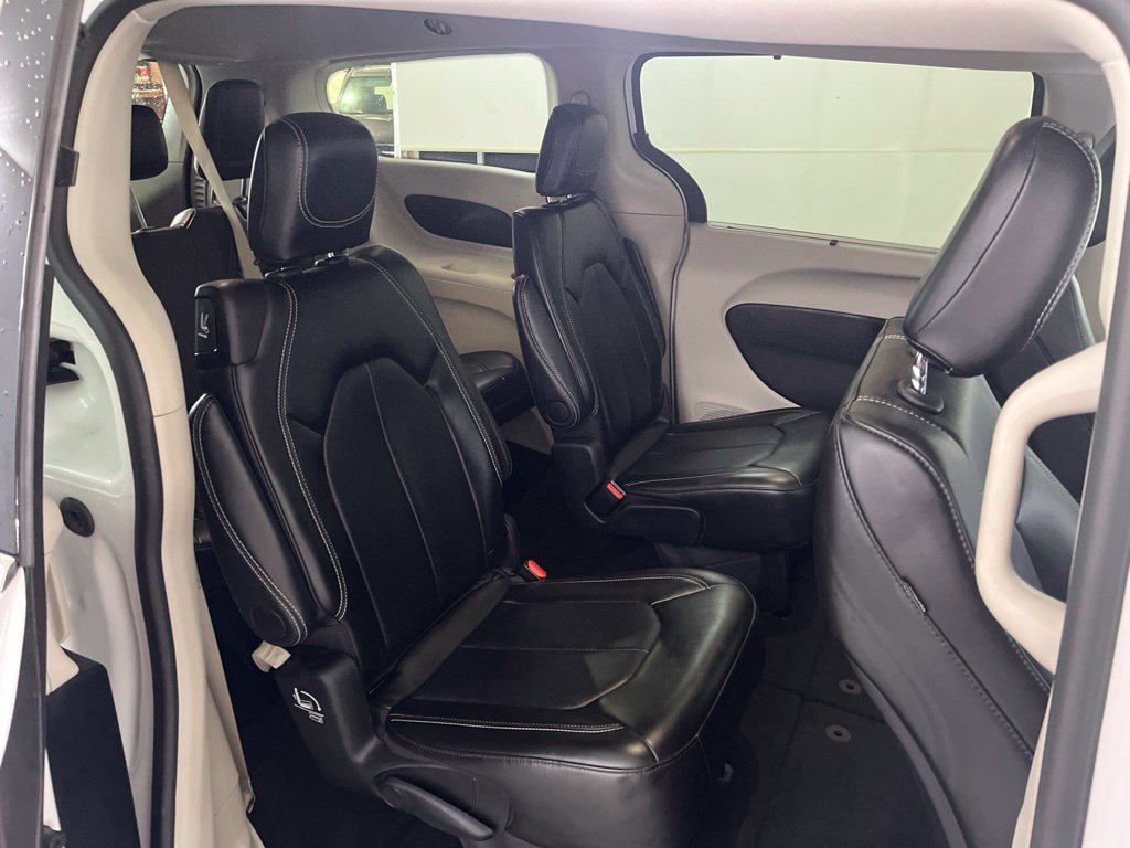 Used 2024 Chrysler Pacifica Touring-L FWD image 22