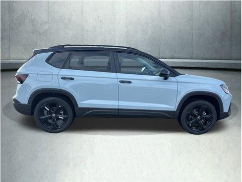 New 2026 Volkswagen Taos SE image 6