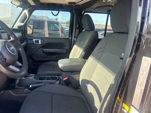 Used 2022 Jeep Gladiator Sport AWD/4WD image 9