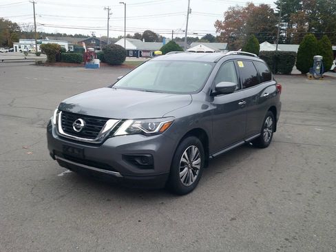 Used 2019 Nissan Pathfinder S image 1