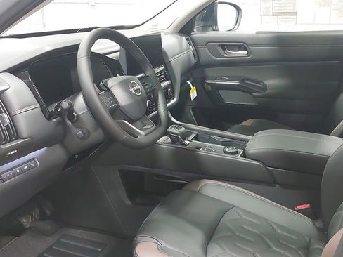 New 2026 Nissan Pathfinder Platinum image 18