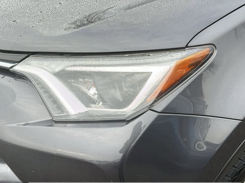 Used 2018 Toyota RAV4 LE image 7