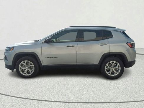 Used 2024 Jeep Compass Latitude AWD/4WD image 4