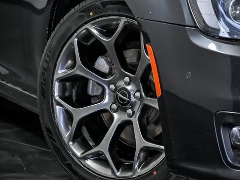 Used 2018 Chrysler 300 S w/ 300S Premium Group RWD image 3