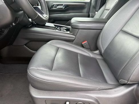 Used 2025 Chevrolet Suburban Z71 AWD/4WD image 21
