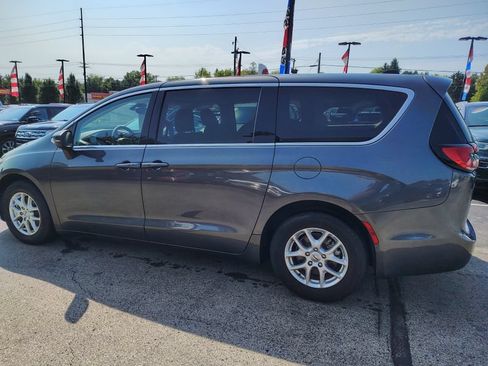 Used 2023 Chrysler Pacifica Touring-L FWD image 5