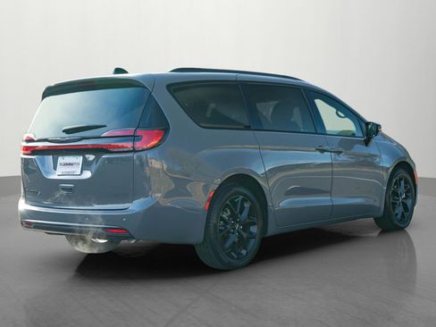 Used 2024 Chrysler Pacifica Touring-L w/ S Appearance Package image 7