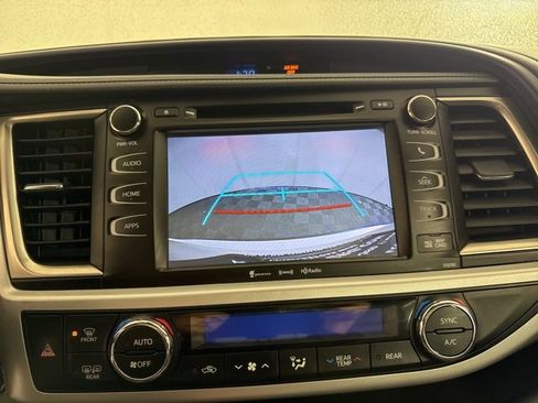 Used 2019 Toyota Highlander XLE image 21