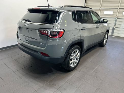 Used 2023 Jeep Compass Latitude AWD/4WD image 3