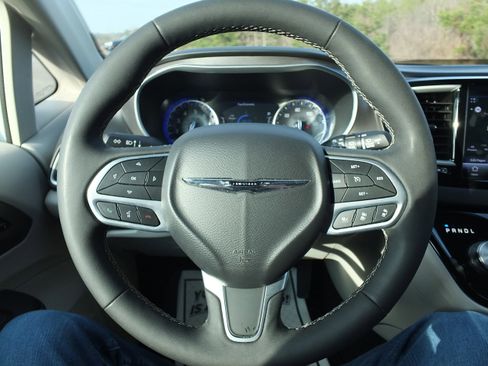 Used 2024 Chrysler Pacifica Touring-L image 20