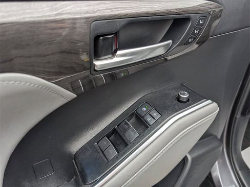 Used 2021 Toyota Highlander Limited image 10