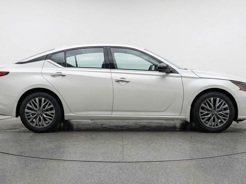 Used 2025 Nissan Altima 2.5 SV image 11