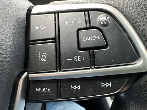 Used 2022 Toyota Highlander L FWD image 24
