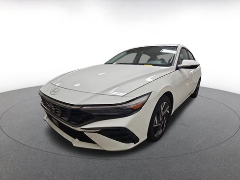 Used 2025 Hyundai Elantra Limited image 3