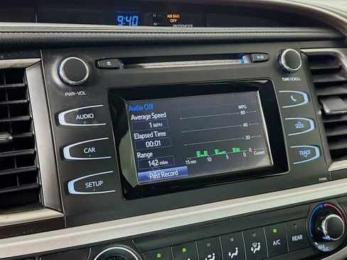 Used 2018 Toyota Highlander LE w/ Carpet Mat Package (TMS) AWD/4WD image 17