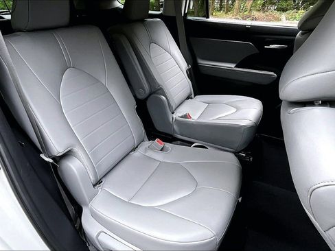 Used 2025 Toyota Highlander XLE FWD image 22