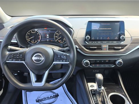 Used 2024 Nissan Altima 2.5 SV FWD image 14